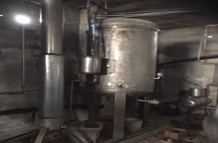 Một số dụng cụ, thiết bị trong phòng chế tạo vũ khí hóa học này. Quân đội Syria cũng đã tịch thu được một lượng lớn vũ khí của bọn khủng bố. Ảnh: SF.