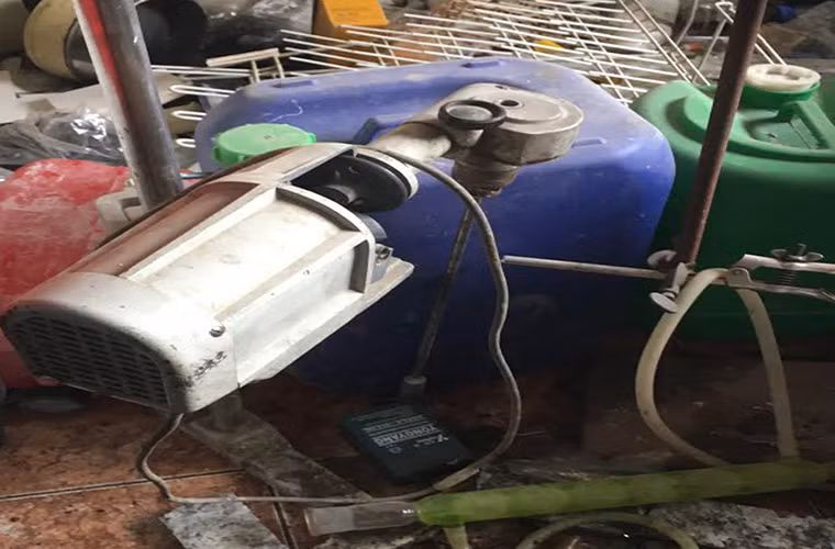 Theo Al Masdar News, các chiến đấu cơ Syria đang tiến hành những cuộc không kích dữ dội nhằm vào các nhóm phiến quân ở Kafr Batna, Zamalka và Saqba. Ảnh: SF.