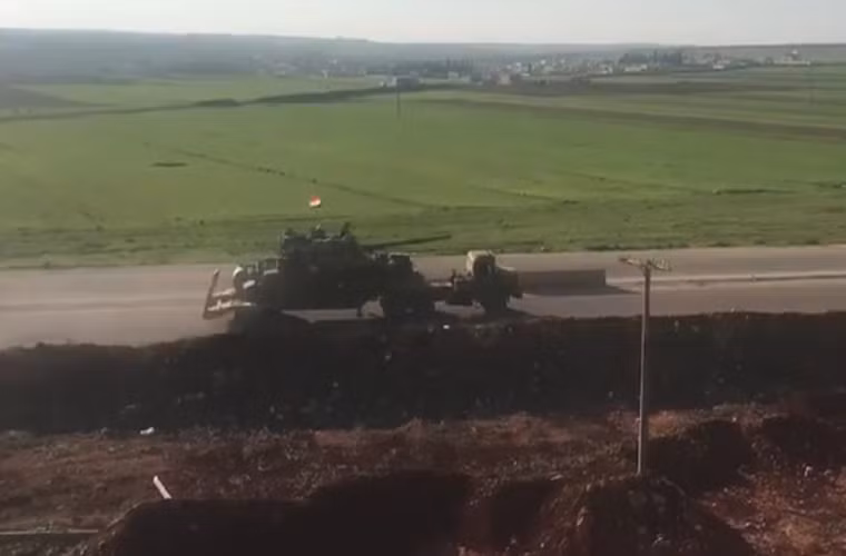 Đồng thời, Không quân Thổ Nhĩ Kỳ cũng không kích khu vực Al-Harash vốn đóng vai trò là “ranh giới” ngăn cách vùng đất nằm dưới sự kiểm soát của Quân đội Syria và người Kurd, khiến 8 binh sĩ Syria thiệt mạng. Ảnh:AMN.