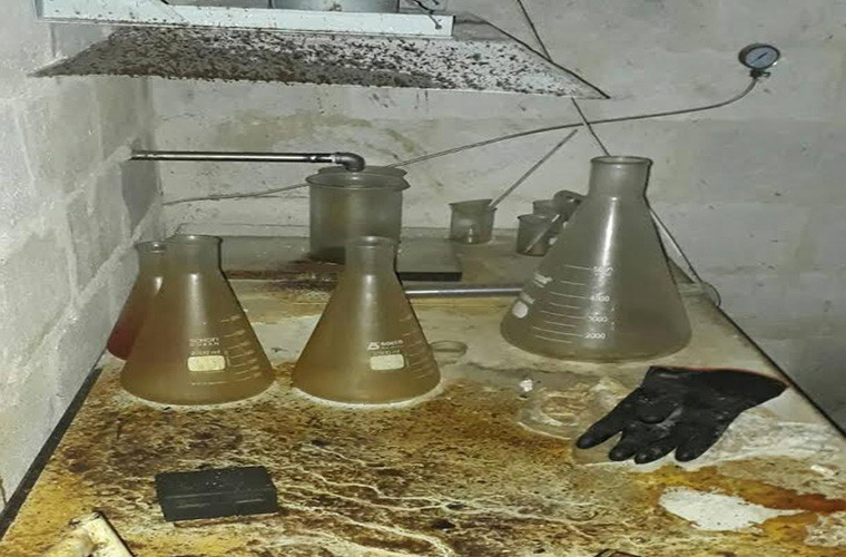 Nguồn tin cho hay, đây là bằng chứng cho thấy nhóm phiến quân có thể đã tiến hành một cuộc tấn công bằng vũ khí hóa học trong khu vực rồi sau đó đổ tội cho Quân chính phủ Syria. Ảnh: SF.