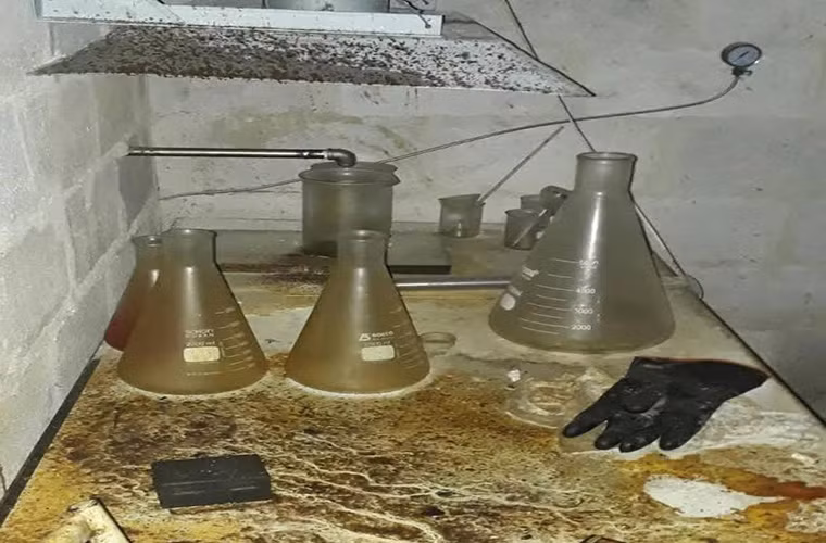 Nguồn tin cho hay, đây là bằng chứng cho thấy nhóm phiến quân có thể đã tiến hành một cuộc tấn công bằng vũ khí hóa học trong khu vực rồi sau đó đổ tội cho Quân chính phủ Syria. Ảnh: SF.