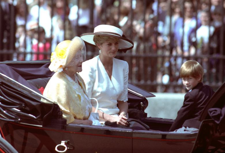 Hoàng tử Harry ngồi cùng mẹ, Công nương Diana, trên chiếc xe khởi hành từ Cung điện Buckingham hồi tháng 6/1992.