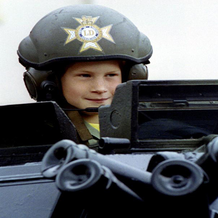 Hoàng tử Harry ngồi trên một chiếc xe tăng của Anh tháng 7/1993.