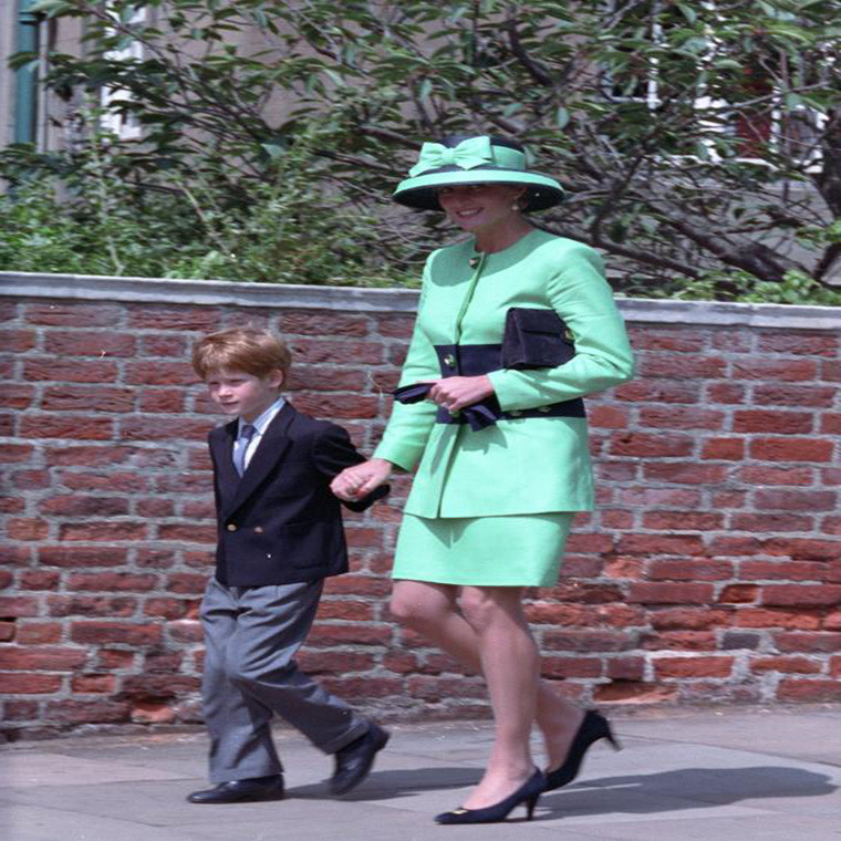 Công nương Diana đưa con trai, Hoàng tử Harry, tới dự đám cưới của Công chúa Helen hồi tháng 7/1992.