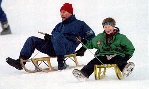 Hoàng tử Harry thích thú khi được cha đưa đi trượt băng tại Klosters.