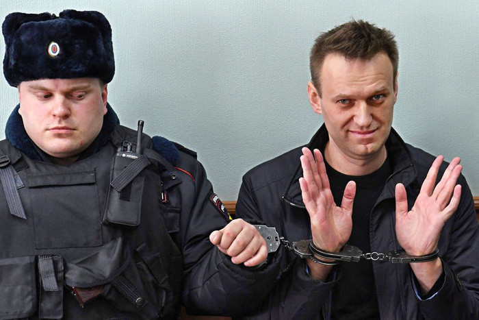 Nhân vật đối lập - luật sư Alexei Navalny (phải) bị bắt ở Matxcơva hồi cuối tháng 3-2017 vì tổ chức biểu tình trái phép.