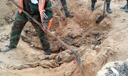 Nhiều hố chôn tập thể binh sĩ chính phủ bị khủng bố sát hại được phát hiện ở Syria. Ảnh: FNA.