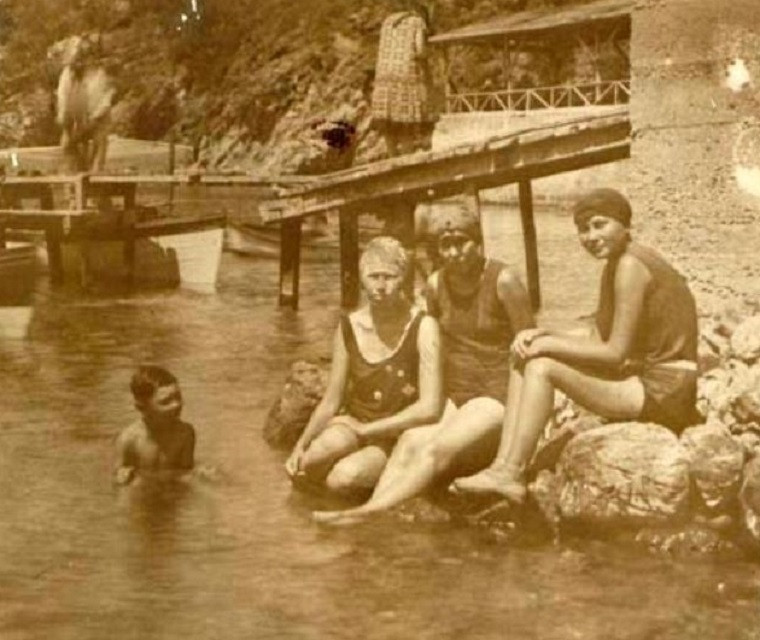 Mọi người đi tắm biển ở Istanbul trong một ngày nắng nóng hồi thập niên 1920 và 1930.