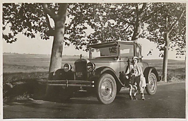 Người phụ nữ ngồi bên ngoài chiếc ô tô trên đường Maslak.