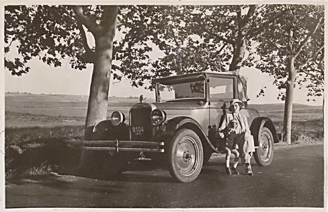 Người phụ nữ ngồi bên ngoài chiếc ô tô trên đường Maslak.