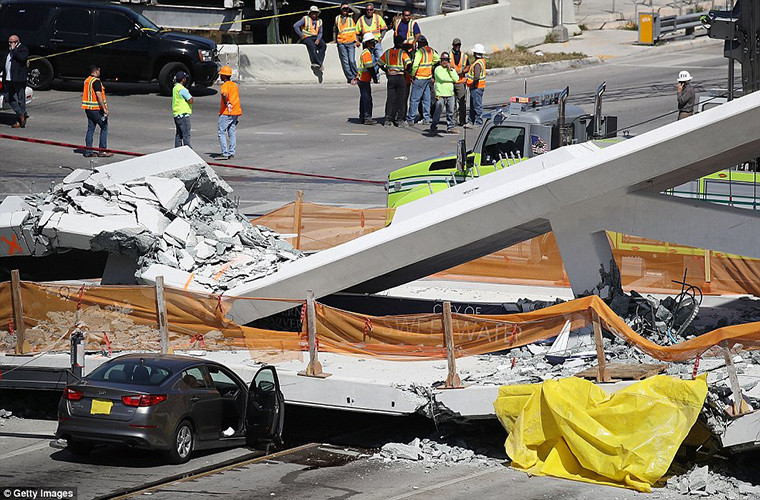 Trong khi đó, Ủy ban An toàn Giao thông Quốc gia Mỹ đã cử một đội điều tra đến hiện trường để xác định nguyên nhân sập cầu. Ảnh: Getty.