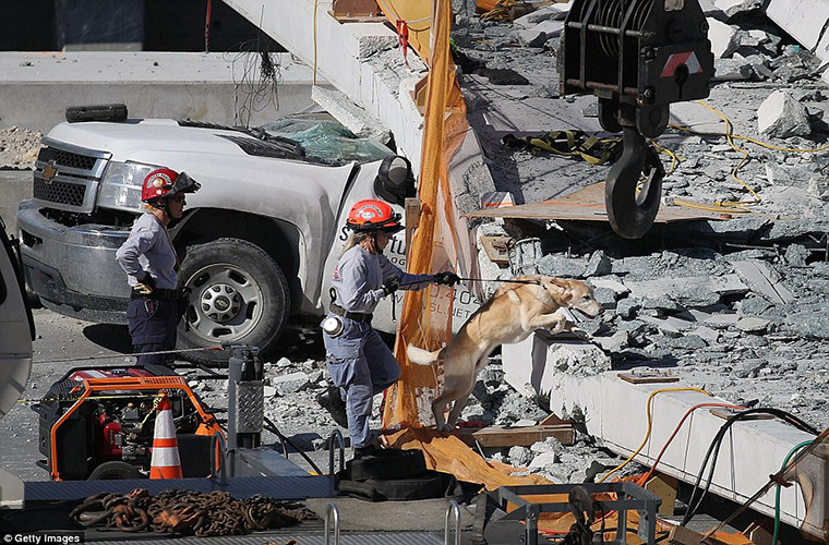 Hiện, lực lượng cứu hộ vẫn tích cực tìm kiếm những người sống sót tại hiện trường vụ tai nạn. Ảnh: Getty Images.