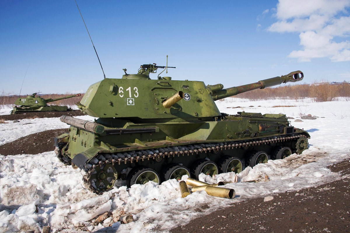 Theo RT, dường như quân đội Liên Xô dành "tình yêu" khá đặc biệt cho các loại hoa nên hầu hết các dòng pháo tự hành của họ đều đặt tên theo những loài hoa đặc trưng của nước Nga, điển hình như pháp tự hành 2S3 "Akatsiya" với biệt danh "Hoa Phượng trắng". Nguồn ảnh: Bộ Quốc phòng Nga. 