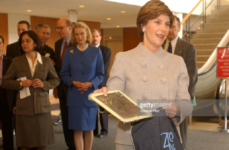 Đệ nhất phu nhân Mỹ Laura Bush thăm trụ sở Liên Hợp Quốc ở thành phố New York, Mỹ, ngày 8/3/2002. Chuyến thăm của bà nhằm kêu gọi sự quan tâm của cộng đồng đối với số phận của những người phụ nữ và bé gái ở Afghanistan. Ảnh: Getty.