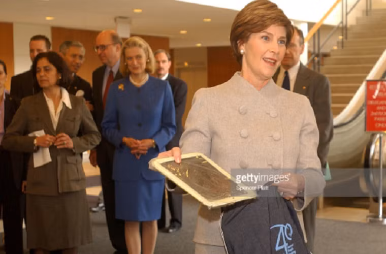 Đệ nhất phu nhân Mỹ Laura Bush thăm trụ sở Liên Hợp Quốc ở thành phố New York, Mỹ, ngày 8/3/2002. Chuyến thăm của bà nhằm kêu gọi sự quan tâm của cộng đồng đối với số phận của những người phụ nữ và bé gái ở Afghanistan. Ảnh: Getty.