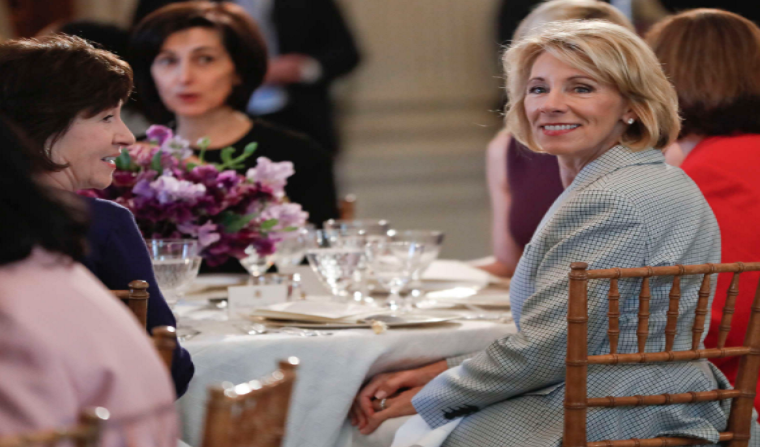 Bộ trưởng Giáo dục Mỹ Betsy DeVos (phải) tham dự bữa tiệc tôn vinh phụ nữ ngày 8/3/2017. Ảnh: AP.