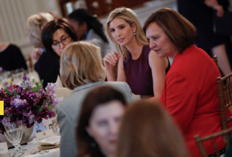 Ivanka, con gái của Tổng thống Mỹ Donald Trump, trò chuyện với các vị khách trong buổi tiệc trưa do Đệ nhất phu nhân Melania tổ chức ngày 8/3/2017. Ảnh: AP.