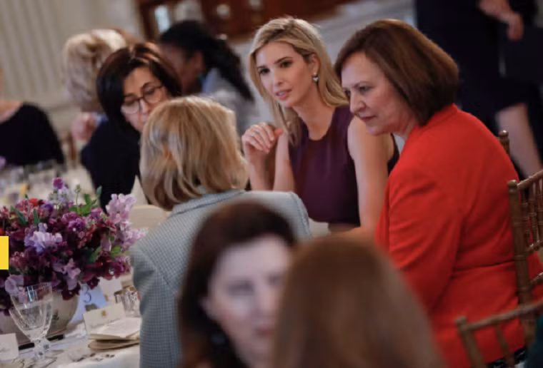 Ivanka, con gái của Tổng thống Mỹ Donald Trump, trò chuyện với các vị khách trong buổi tiệc trưa do Đệ nhất phu nhân Melania tổ chức ngày 8/3/2017. Ảnh: AP.