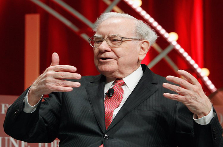 Còn tỷ phú Warren Buffett, 87 tuổi, hiện là người giàu thứ ba thế giới. Ông là một nhà đầu tư và Giám đốc điều hành Công ty Berkshire Hathaway.