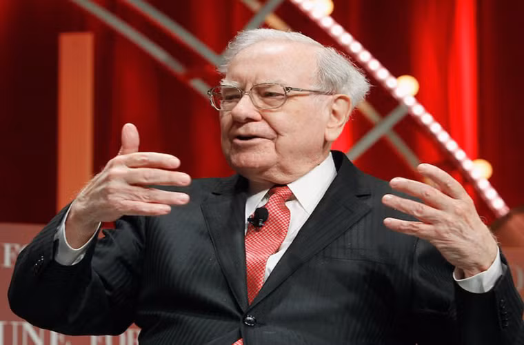 Còn tỷ phú Warren Buffett, 87 tuổi, hiện là người giàu thứ ba thế giới. Ông là một nhà đầu tư và Giám đốc điều hành Công ty Berkshire Hathaway.