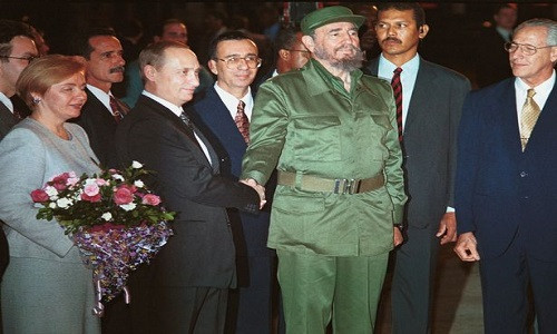 Ông Putin bắt tay Chủ tịch Cuba Fidel Castro hồi năm 2000.