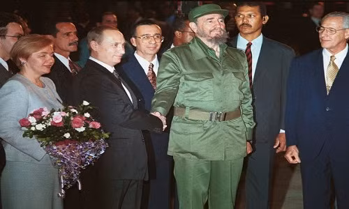 Ông Putin bắt tay Chủ tịch Cuba Fidel Castro hồi năm 2000.