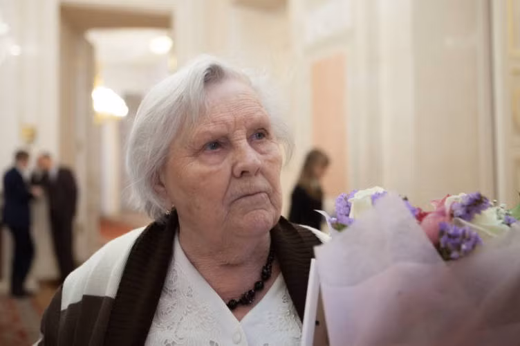 Theo trang ruskline.ru, bà Vera Dmitrievna Gurevich sinh năm 1933 trong một gia đình giàu truyền thống hiếu học ở Leningrad (nay là thành phố Saint Petersburg). Năm 1958, bà tốt nghiệp chuyên ngành Tiếng Đức, Khoa Ngoại ngữ của Viện Sư phạm Leningrad. Được biết, không chỉ là cô giáo của Tổng thống Putin, bà Vera còn là người bạn khá thân thiết với cha mẹ của nhà lãnh đạo Nga. Ảnh: vecherka-spb.ru.