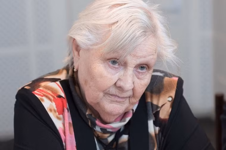 Nhắc đến cậu học trò nổi tiếng của mình, bà Vera luôn cảm thấy tự hào. "Tôi có những học sinh rất ngoan, luôn biết kính trọng và nhớ ơn thầy cô”, cô giáo Vera chia sẻ. Ảnh: rg.ru.