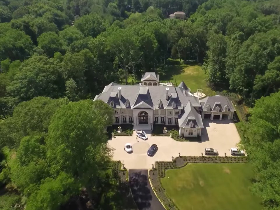 Hiện tại, al-Saud được cho là đang sống trong một biệt thự gồm 8 phòng ngủ ở Virginia, Mỹ. Ông đã mua biệt thự này với giá 12 triệu USD vào năm ngoái.