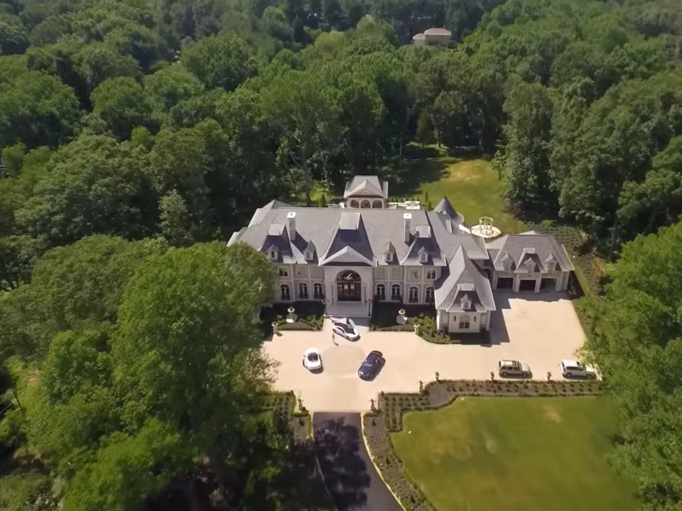 Hiện tại, al-Saud được cho là đang sống trong một biệt thự gồm 8 phòng ngủ ở Virginia, Mỹ. Ông đã mua biệt thự này với giá 12 triệu USD vào năm ngoái.