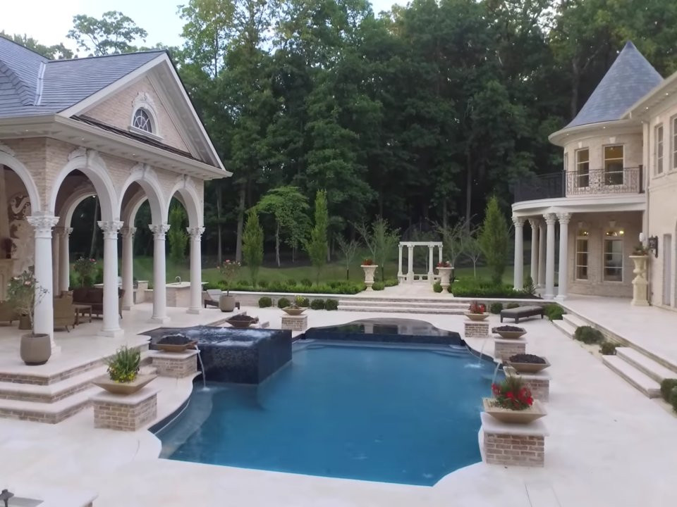 Tòa biệt thự có cả một nhà hát, sân chơi bóng rổ, bể bơi,…