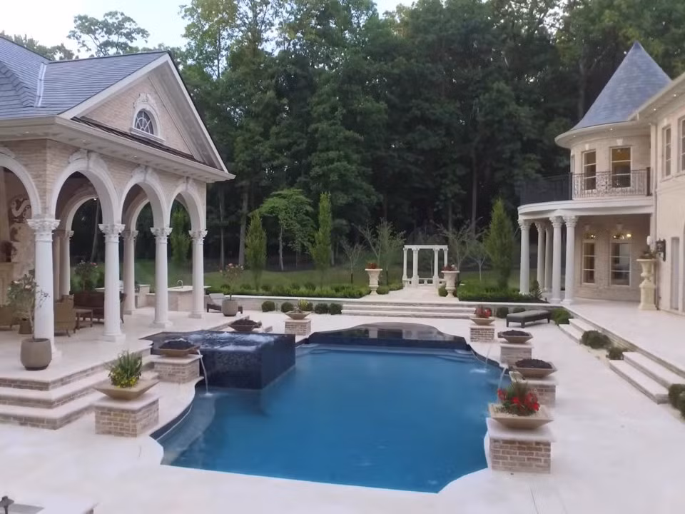 Tòa biệt thự có cả một nhà hát, sân chơi bóng rổ, bể bơi,…