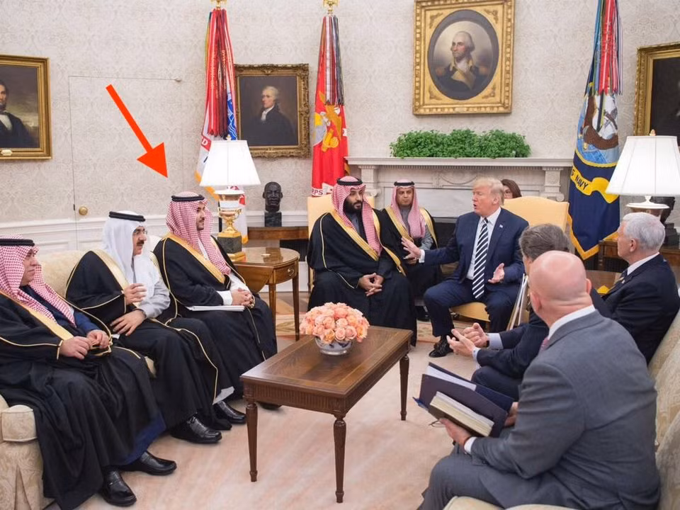 Đại sứ Ả Rập Xê Út Khalid ngồi lắng nghe khi Thái tử Mohammad trao đổi với Tổng thống Mỹ Donald Trump trong Nhà Trắng.