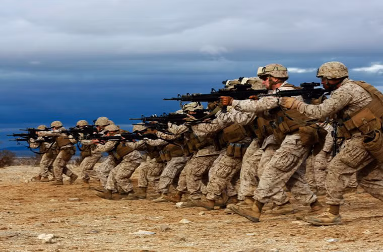 Theo Busniess Insider, Mỹ đứng đầu trong danh sách những quốc gia có lực lượng quân sự hùng mạnh nhất thế giới trong năm vừa qua, với ngân sách quốc phòng lên tới 587,8 tỷ USD cùng số quân thường trực 2.363.675 người, trang bị 13.762 máy bay và 5.884 xe tăng chiến đấu. Được biết, năm 2018, ngân sách quốc phòng Mỹ tăng lên đến 700 tỷ USD. (Nguồn ảnh: Business Insider)