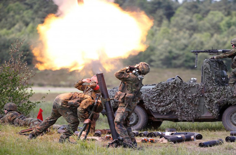 Với ngân sách quốc phòng 39,9 tỷ USD cùng 210.000 quân nhân, 698 máy bay và 543 xe tăng chiến đấu, Đức cũng là một cường quốc quân sự trên thế giới.