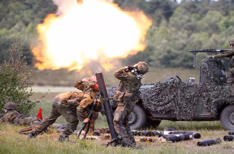 Với ngân sách quốc phòng 39,9 tỷ USD cùng 210.000 quân nhân, 698 máy bay và 543 xe tăng chiến đấu, Đức cũng là một cường quốc quân sự trên thế giới.