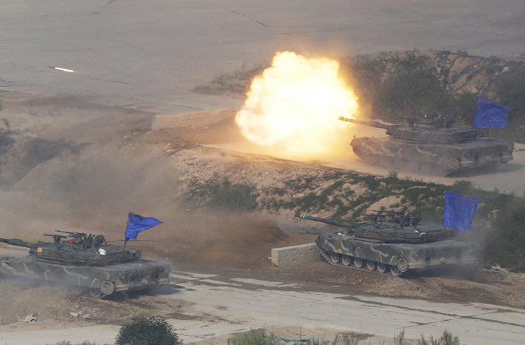 Ngân sách quốc phòng của Hàn Quốc là 43,8 tỷ USD. Quốc gia Châu Á này có tới 5.829.750 quân nhân cùng 1.477 máy bay và 2.654 xe tăng chiến đấu.