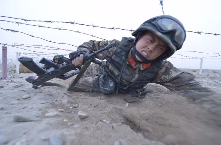 Ngân sách quốc phòng của Trung Quốc là 161,7 tỷ USD, quân số thường trực 3.712.500, trang bị 2.955 máy bay và 6.457 xe tăng chiến đấu.