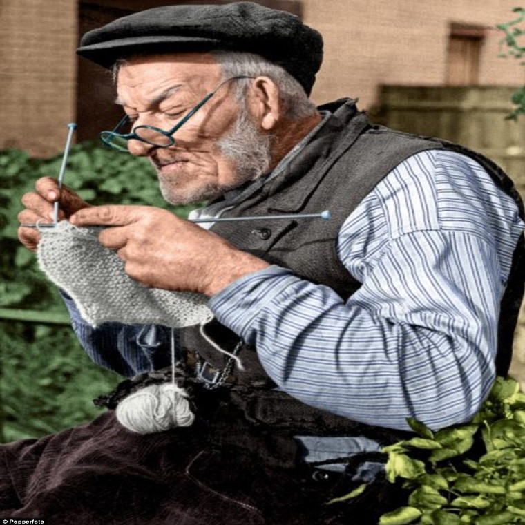 Mark Whatmough đến từ thủ đô London của nước Anh đan khăn quàng cho các binh sĩ ngoài tiền tuyến tham gia cuộc Chiến tranh Thế giới Thứ hai năm 1940.