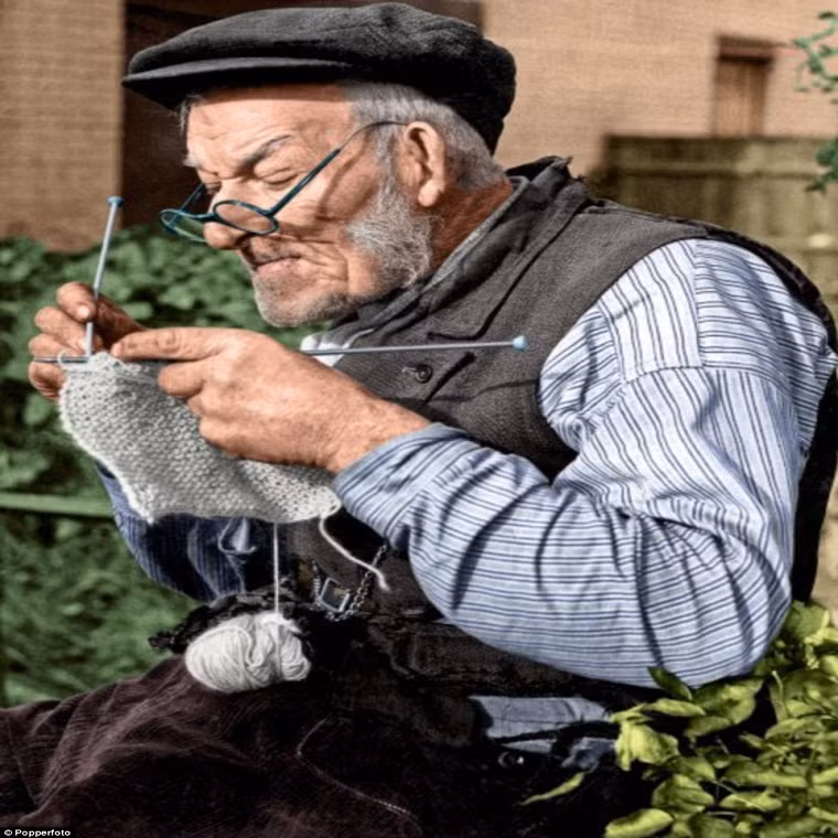 Mark Whatmough đến từ thủ đô London của nước Anh đan khăn quàng cho các binh sĩ ngoài tiền tuyến tham gia cuộc Chiến tranh Thế giới Thứ hai năm 1940.