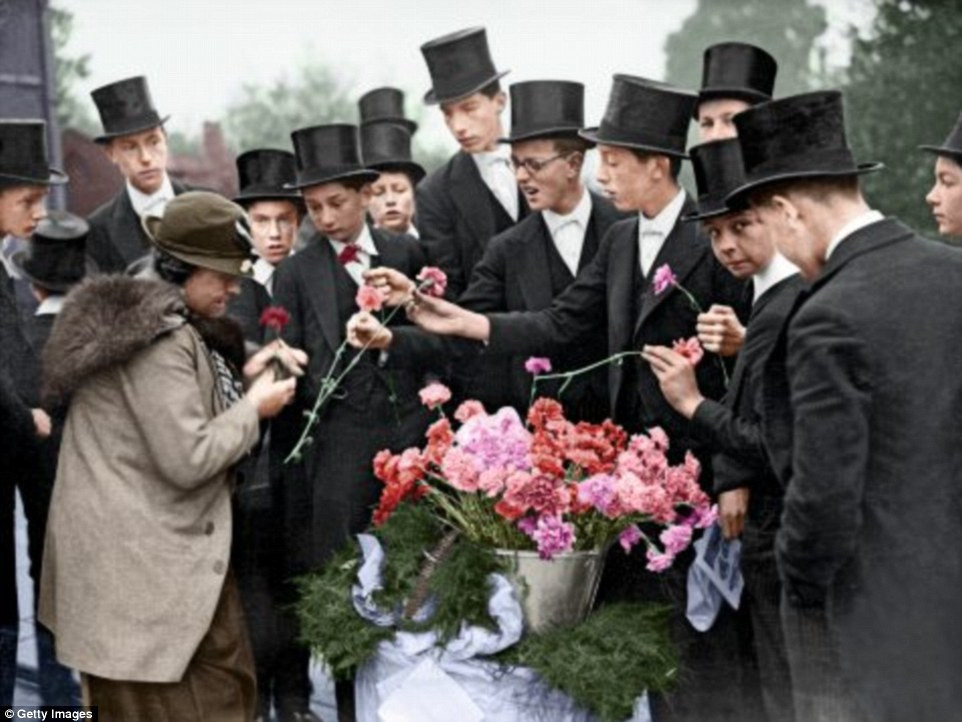 Các em học sinh tại trường Eton mua hoa nhân kỷ niệm ngày sinh nhật của Vua George III.