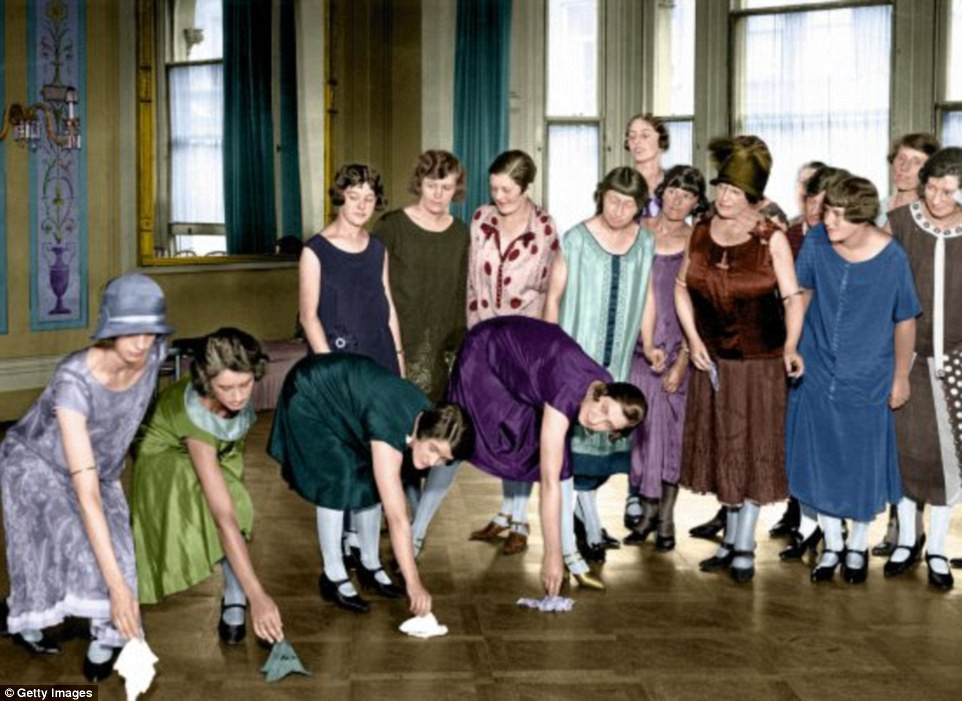 Các cô gái học cách nhặt khăn tay bị rơi tại một ngôi trường ở Kensington, London, năm 1925.