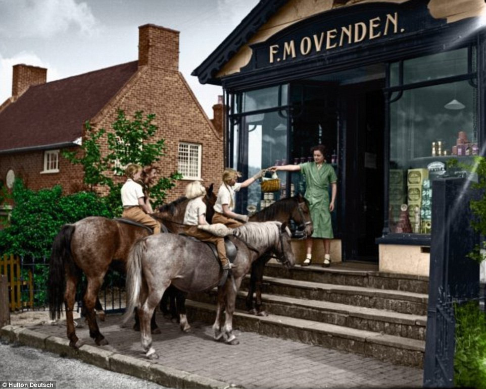 Những bé gái cưỡi ngựa đi lấy đồ từ các cửa hàng trong ngôi làng Fordcombe, gần Tunbridge, Kent, ngày 7/9/1943.