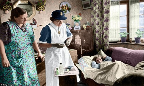 Nữ y tá đến chăm sóc cho một em nhỏ bị ốm ở Rotherham, Yorkshire, ngày 5/11/1955.