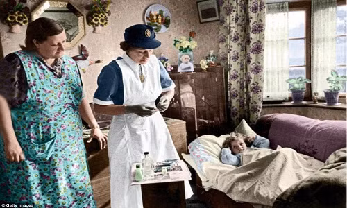 Nữ y tá đến chăm sóc cho một em nhỏ bị ốm ở Rotherham, Yorkshire, ngày 5/11/1955.