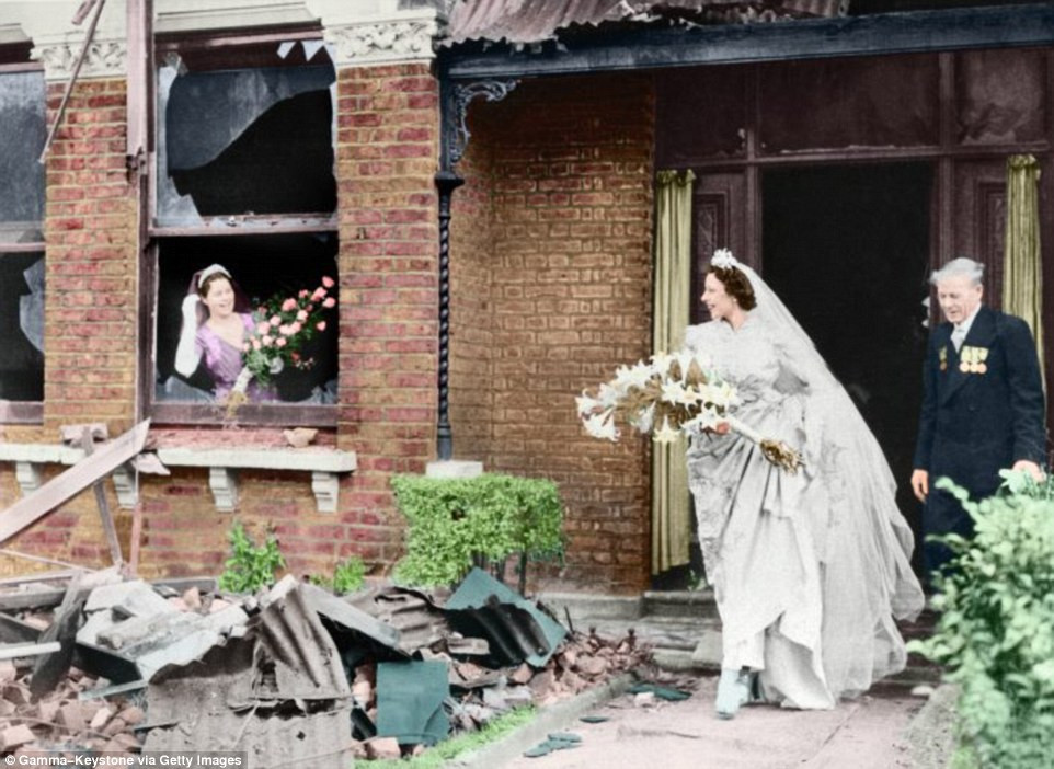 Những bức ảnh đen trắng được chỉnh sửa và làm màu đã giúp độc giả có thể hiểu thêm về cuộc sống ở nước Anh trong quá khứ. Ảnh: Vũ công Ena Squire-Brown rời khỏi nhà để đến lễ cưới của cô được tổ chức tại nhà thờ ở Forest Hill, phía nam thủ đô London, hồi tháng 11/1940. (Nguồn ảnh: Daily Mail)