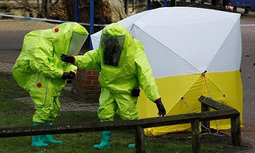 Anh tích cực điều tra và thu thập chứng cứ tại hiện trường vụ cựu điệp viên Sergei Skripal bị đầu độc. Ảnh: Reuters.