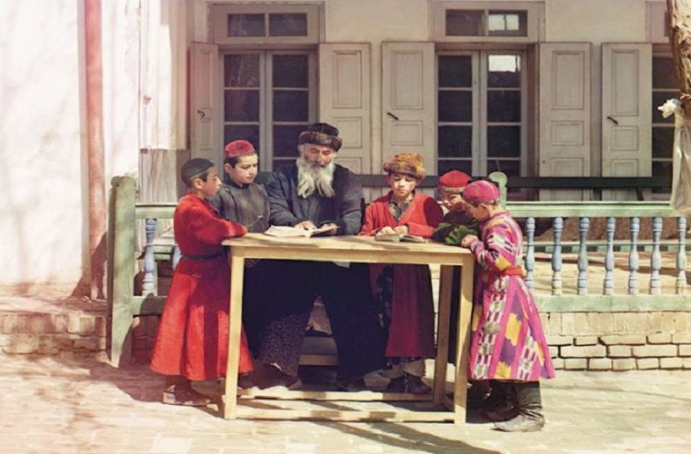 Thầy giáo đang giảng bài cho các bé trai Do Thái năm 1907.