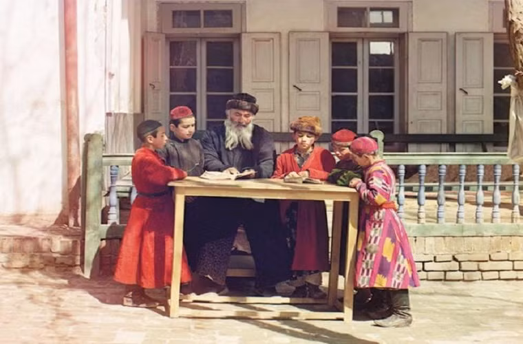 Thầy giáo đang giảng bài cho các bé trai Do Thái năm 1907.