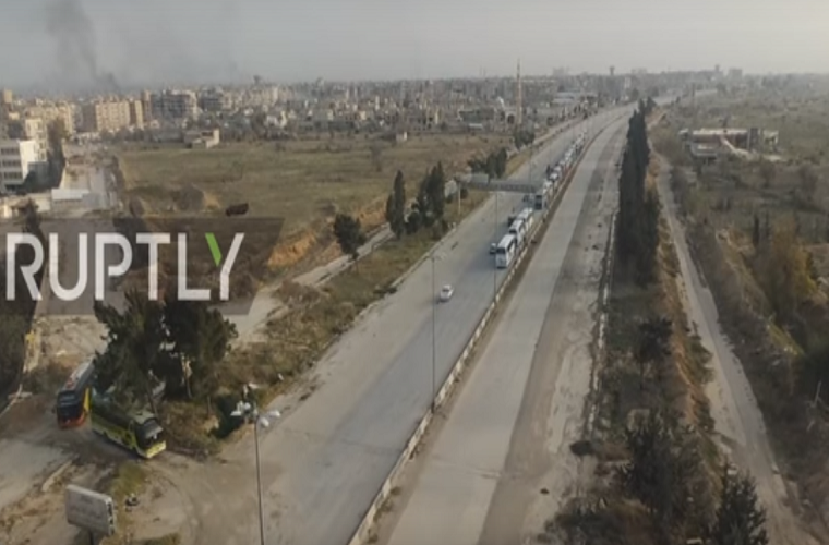 Theo thỏa thuận giữa chính phủ Syria và nhóm phiến quân Ahrar al-Sham, khoảng 1.500 tay súng và 6.000 dân thường, trong đó có thân nhân của nhóm phiến quân này, sẽ rời khỏi Harasta. Ảnh: RT.